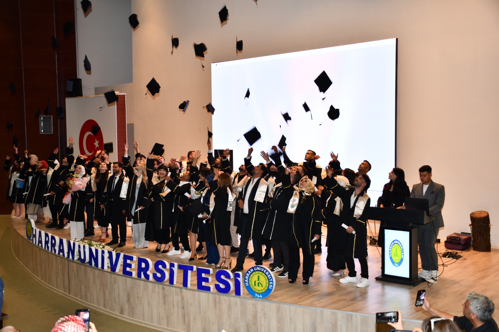 HARRAN ÜNİVERSİTESİ GÜZEL SANATLAR FAKÜLTESİ'NDE MEZUNİYET COŞKUSU
